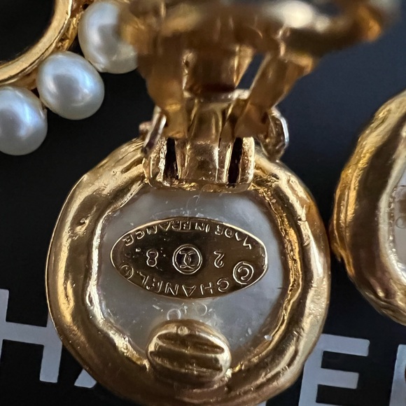 Chanel Vintage Collection 28 1993 RARE COLLECTIBLE Heart Dangle Earrings Gold - Picture 12 of 12